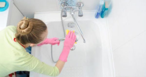 Featured Image for Το μεγάλο λάθος που κάνουμε όταν καθαρίζουμε τη μπανιέρα