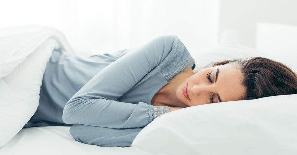 Τι να κάνετε 90′ πριν κοιμηθείτε για να βεβαιωθείτε ότι θα σας πάρει ο ύπνος