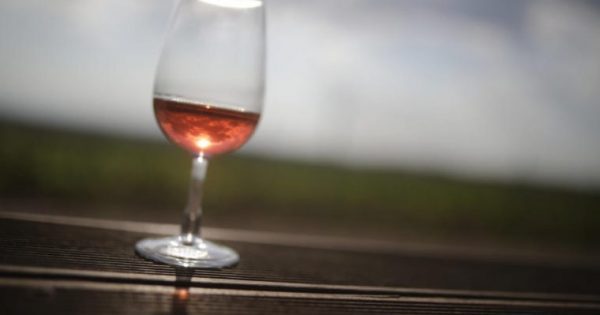 Ένα ποτήρι κόκκινο κρασί μας… αδυνατίζει όσο μια ώρα στο γυμναστήριο! Δείτε πως