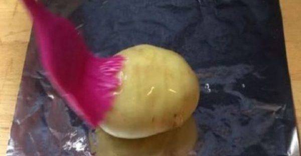 Παίρνει μια ολόκληρη καθαρισμένη πατάτα και την αλείφει με λάδι. Το αποτέλεσμα; Καταπληκτικό!