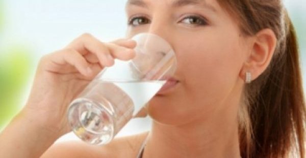 Πίνοντας νερό με άδειο στομάχι