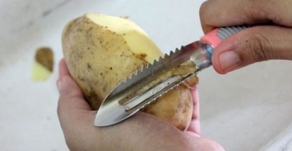Μην πετάτε τις φλούδες από τις πατάτες που καθαρίζετε – Δείτε γιατί