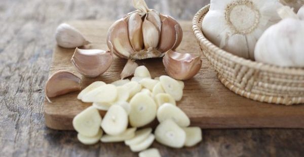 Σκόρδο ωμό ή μαγειρεμένο; Τι αλλάζει για την υγεία μας
