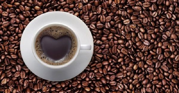 Τι κάνει ο κανονικός καφές στον οργανισμό σε σύγκριση με τον ντεκαφεϊνέ