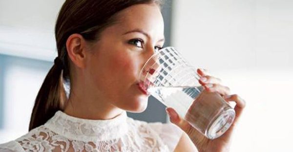Τι παθαίνει το σώμα όταν πίνεις νερό με άδειο στομάχι;